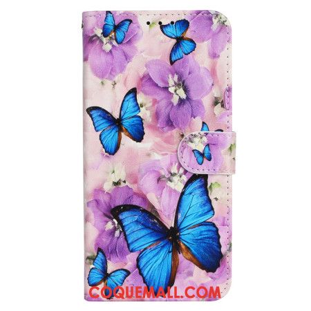 Housse iPhone 16 Papillons Bleus et Fleurs Violettes à Lanière